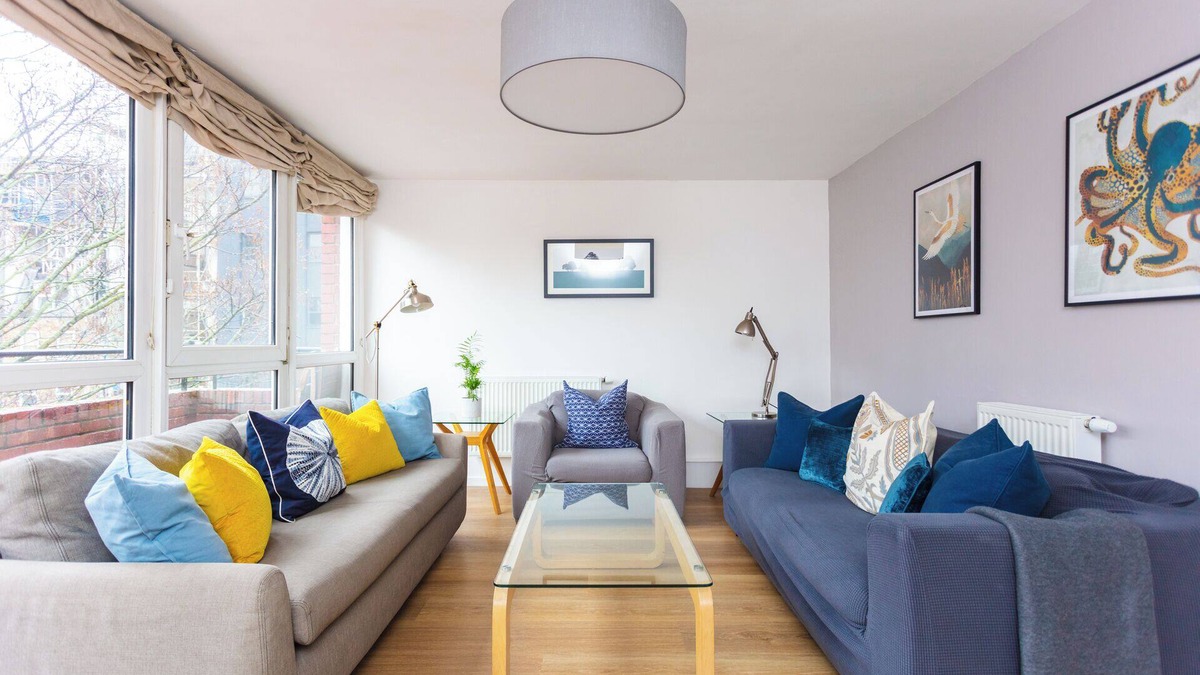 St Luke's Apartment | Spacious, Renovated 3BD Apartment in Old Street