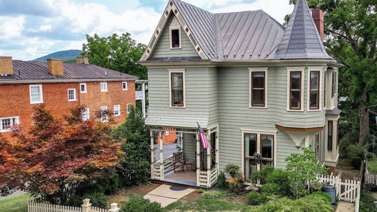 Staunton House | Spacious, Renovated c.1892 Queen Anne Victorian Blocks From Downtown Staunton