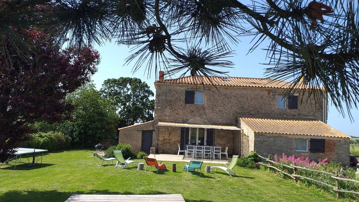 Le Bernard Cottage | Spacious Renovated Farmhouse with Private Garden, Near Beaches, Surf, and Adventure Parks