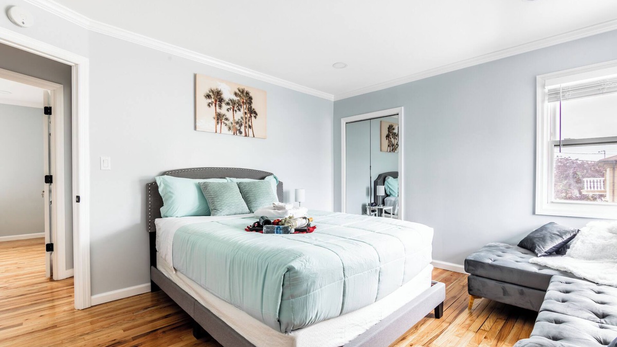 Queens House | Spacious Renovated Home by JFK/Train to NYC
