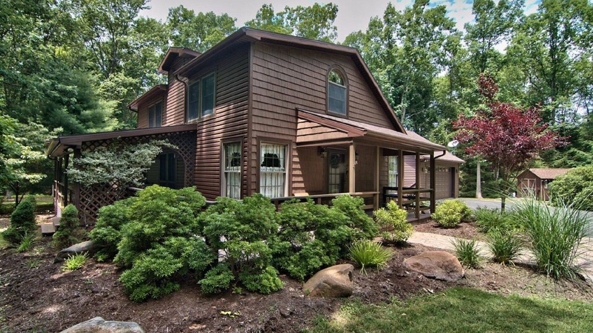 Jim Thorpe House | Spacious, renovated modern home in Bear Creek Lake near Historic Jim Thorpe