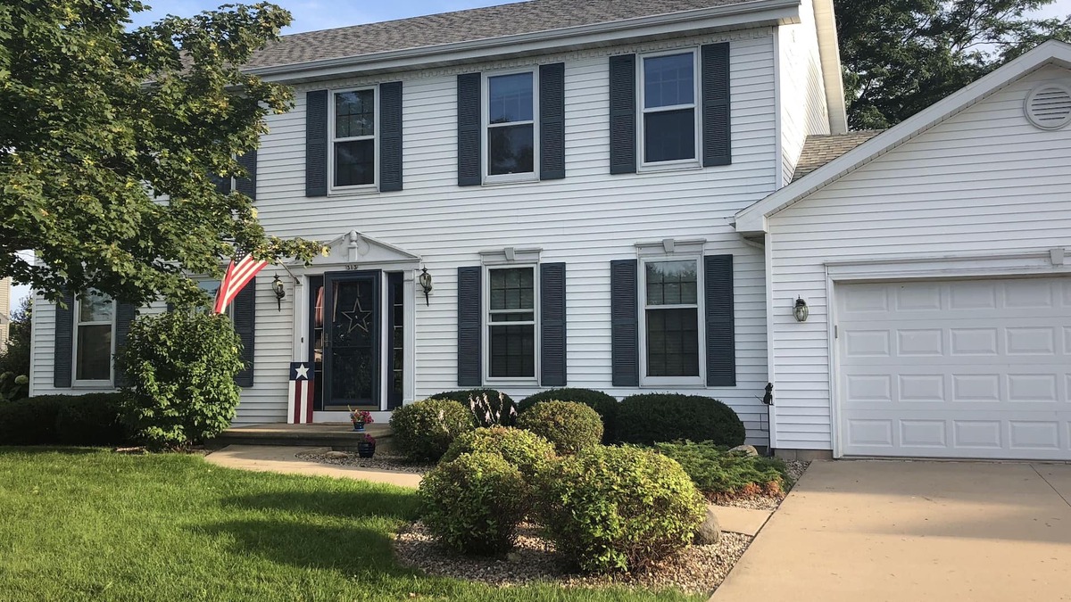 Oshkosh House | Spacious rental home 3 miles from EAA