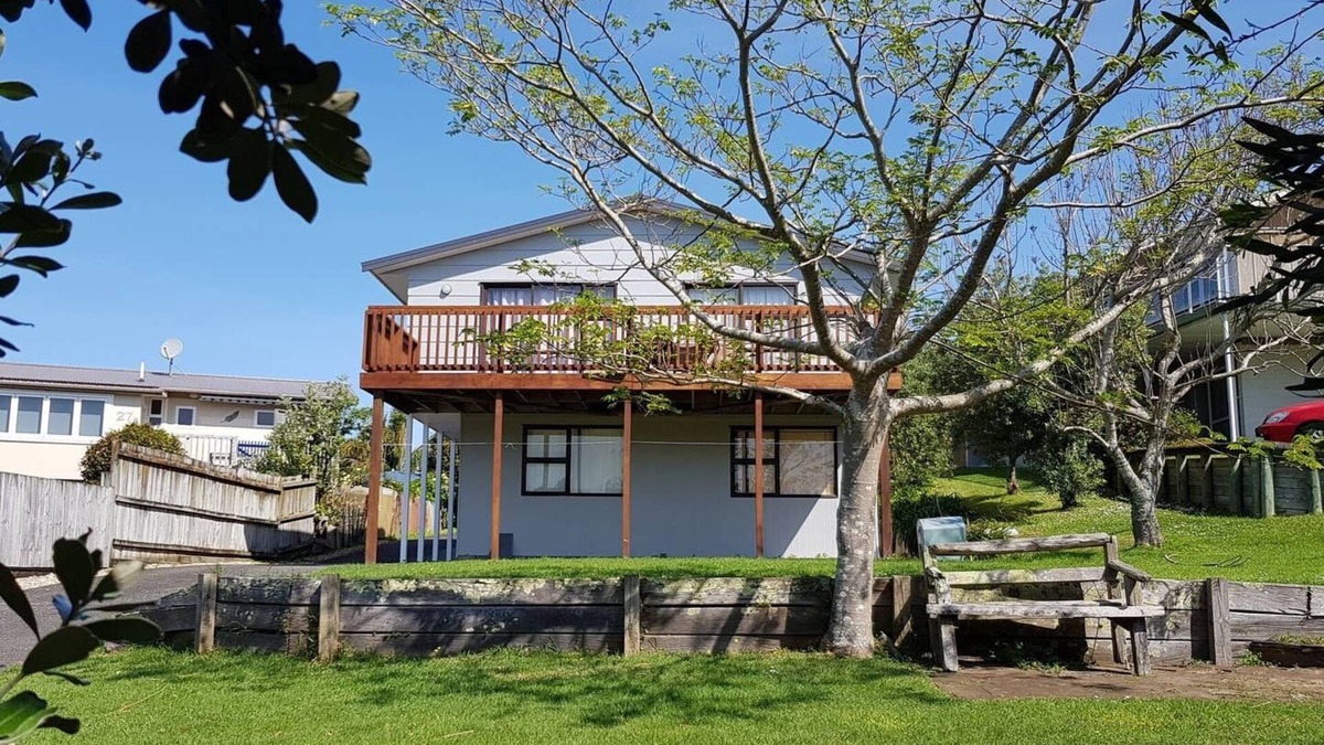 Whiritoa House | Spacious retreat, 1 minute walk to beach