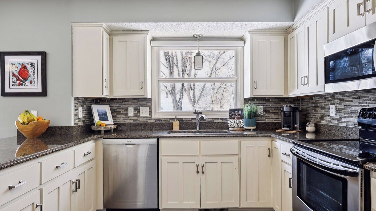 Plymouth House | Spacious retreat close to Wayzata, Lake Minnetonka and outdoor trails. nn