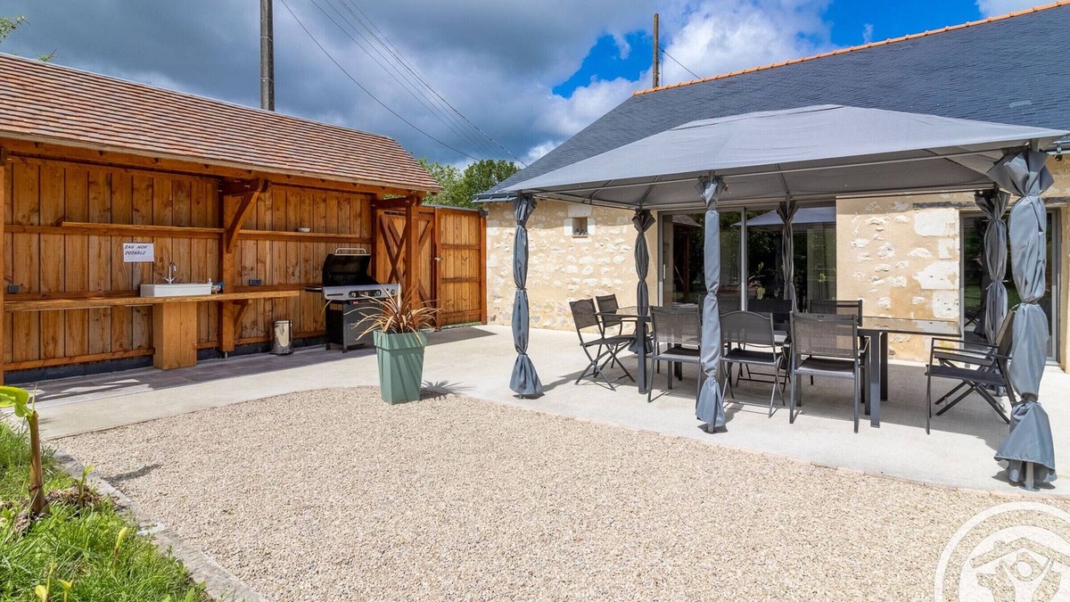 Boce Cottage | Spacious Retreat: 5BR, Games Room, Forest Edge, and Large Garden Close to Château and Zoo