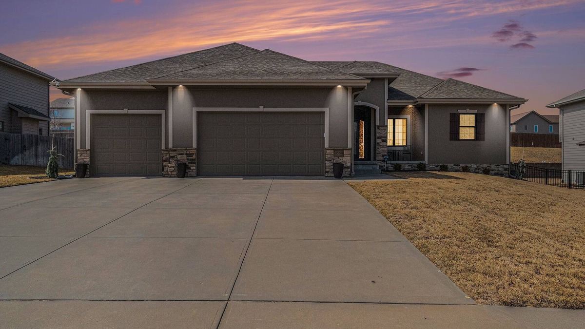 Millard House | Spacious Retreat in West Omaha 2 King 3 Queen Beds