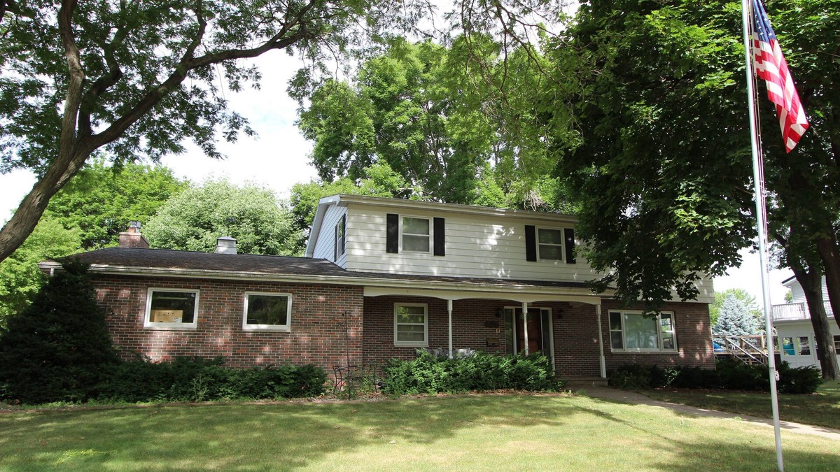 Oshkosh House | Spacious Retreat with Inground Pool - Perfect for EAA & Summer Getaways!