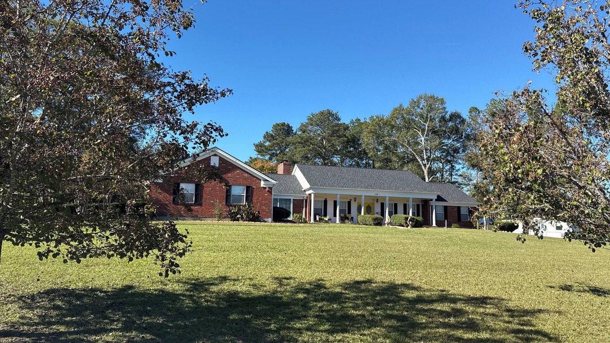 West Monroe House | Spacious Retreat with room for large groups! 2 living areas and a large kitchen.