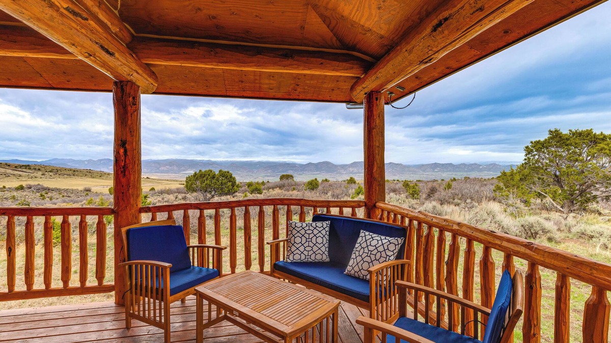 Glenwood Springs Cabin | Spacious Rifle Cabin w/Deck + Mountain Views!