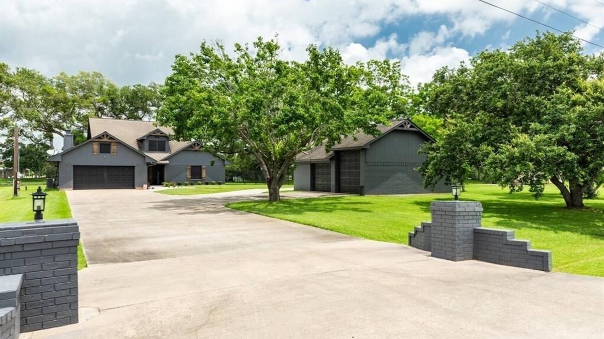 Brazoria House | Spacious river house for Family & Friends to gather and have a great time!