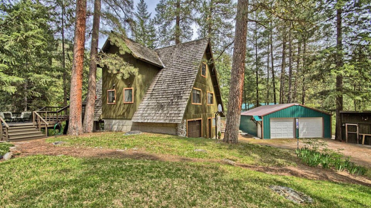 Peshastin House | Spacious riverfront home near Leavenworth with beach - dog-friendly