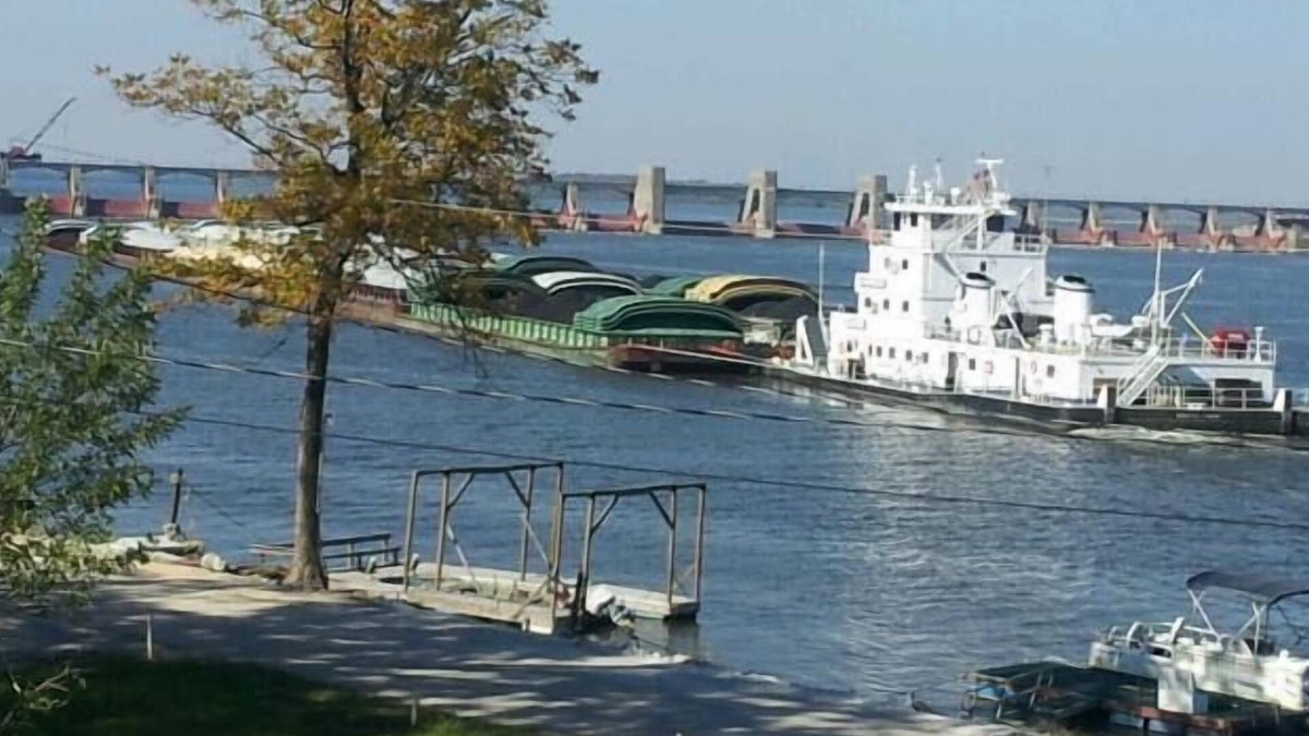 Winfield Cabin | Spacious Riverfront Perch/Easy Access to St.Charles less than 1 Hr to St. Louis