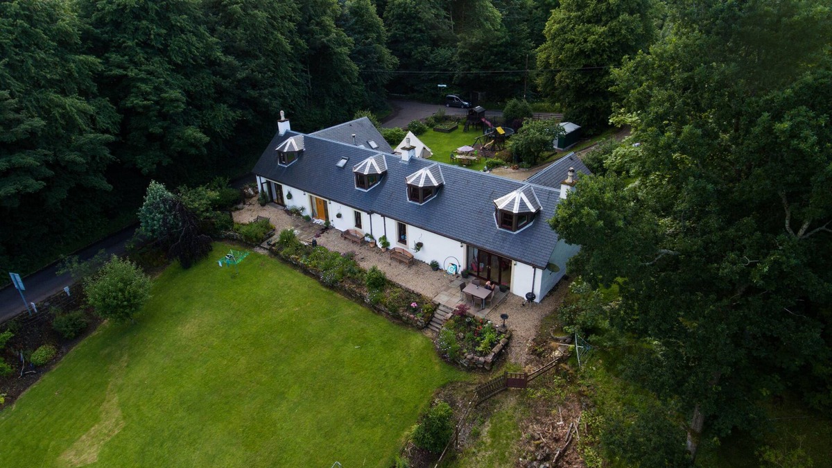 Balfron Cottage | Spacious Riverside Cottage Perfect For Families, groups,pets. * NEW HOT TUB*