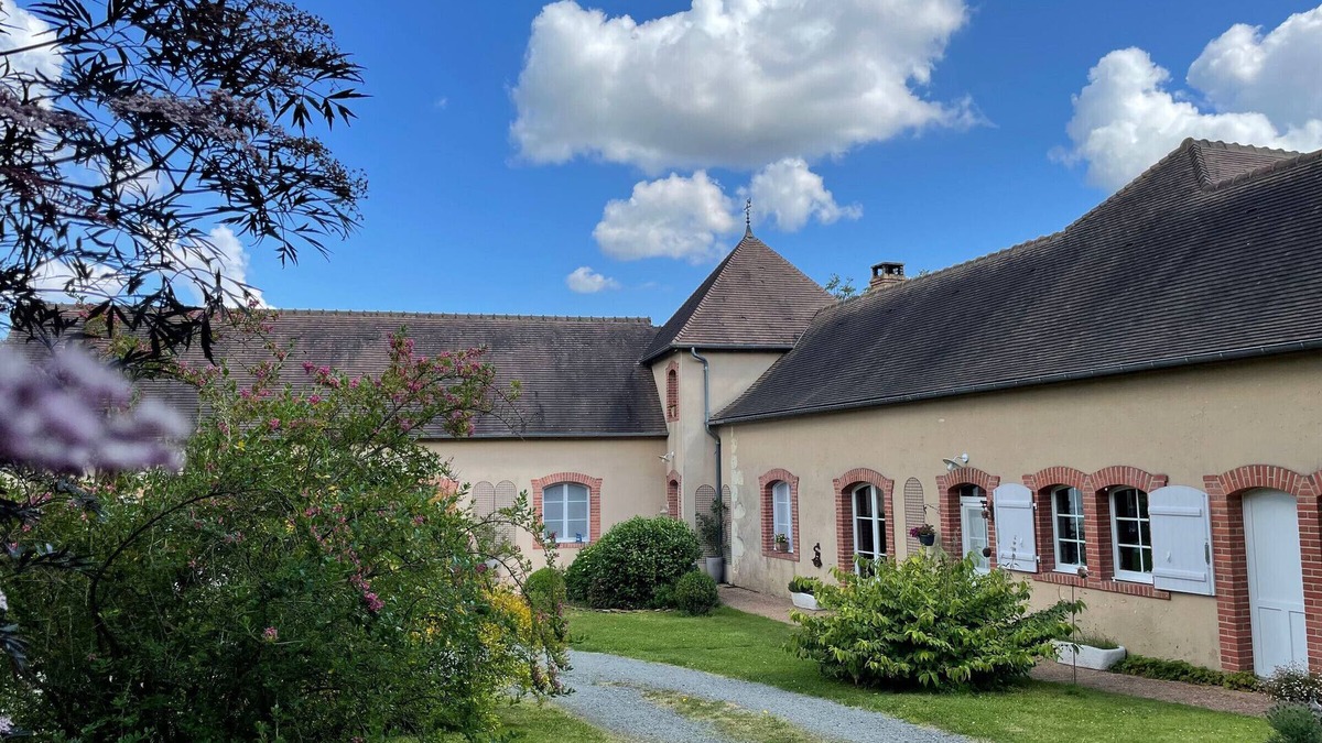 Montreuil-le-Henri Bed & Breakfast | Spacious room with pool and private parking