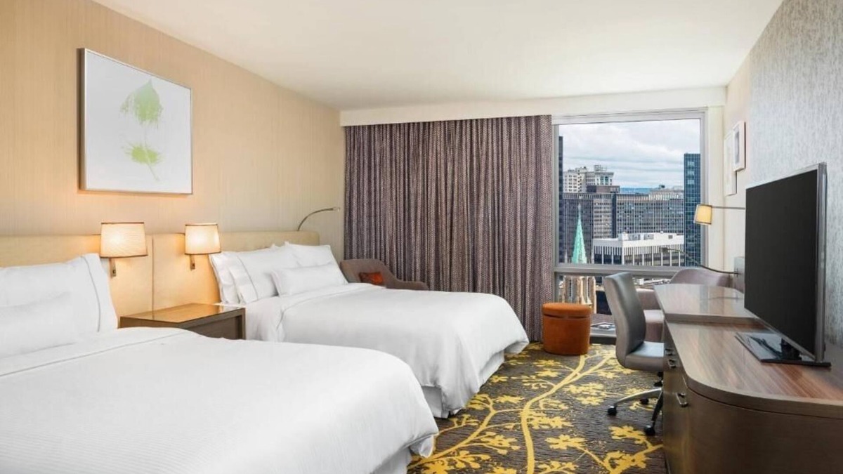 Downtown Cleveland Hotel | Spacious Room in DT Cleveland - Walk to Night Entertainment and Stadiums