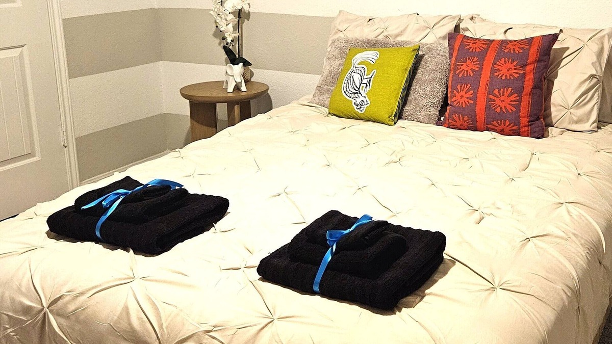 Westfield House | Spacious Room Near IAH - Smart TV, Fast Wifi, Full Kitchen, Yard & Grill