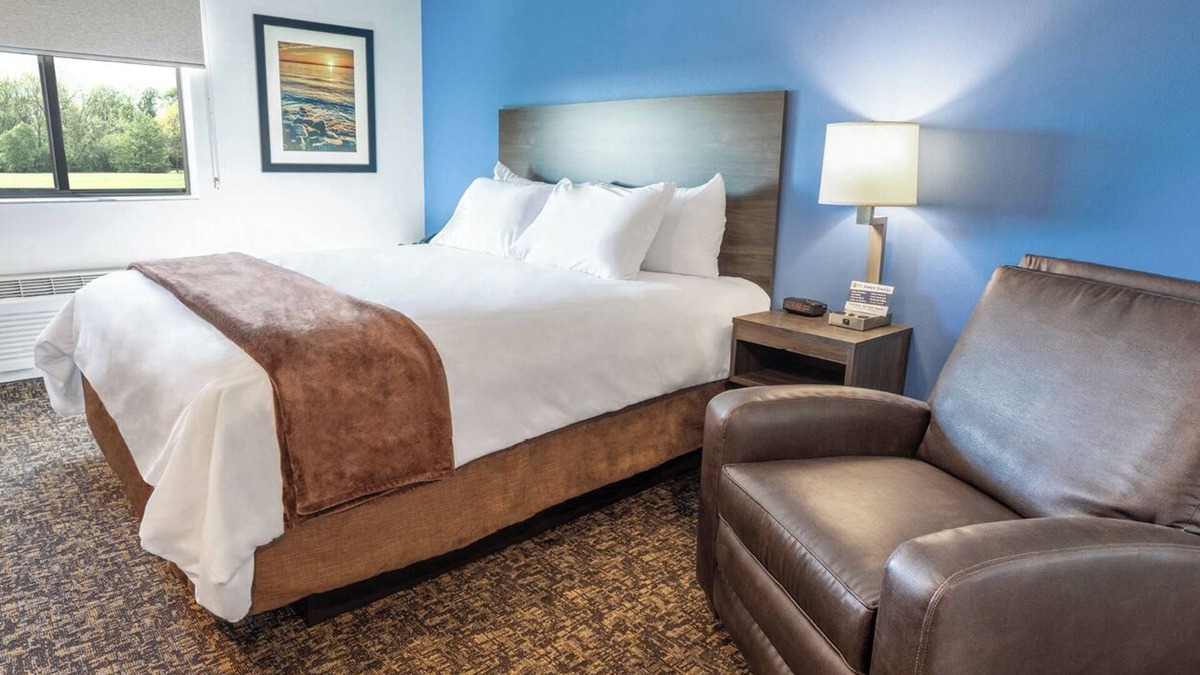 Rogers Hotel | Spacious Room w/Kitchen, Pet-Friendly & Free Parking for Extended & Short Stays