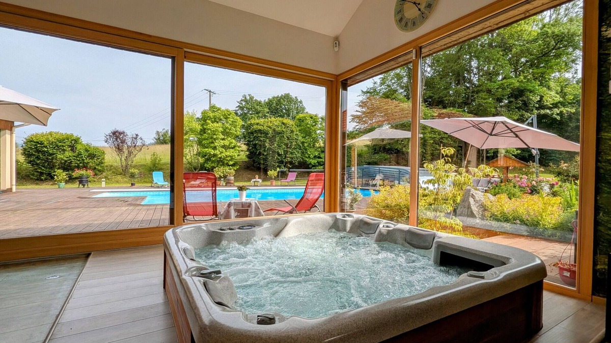 Anould Bed & Breakfast | Spacious room with pool, spa, and hammam