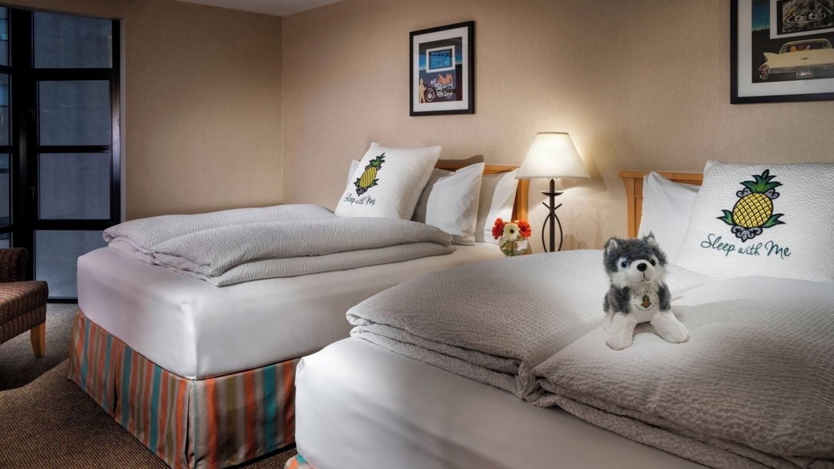 University District Hotel | Spacious Room with Unique Decor – Univ. of Washington Nearby | 2 Rooms