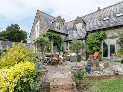 Cheltenham House | Spacious rural Cotswolds family home with mod-cons!