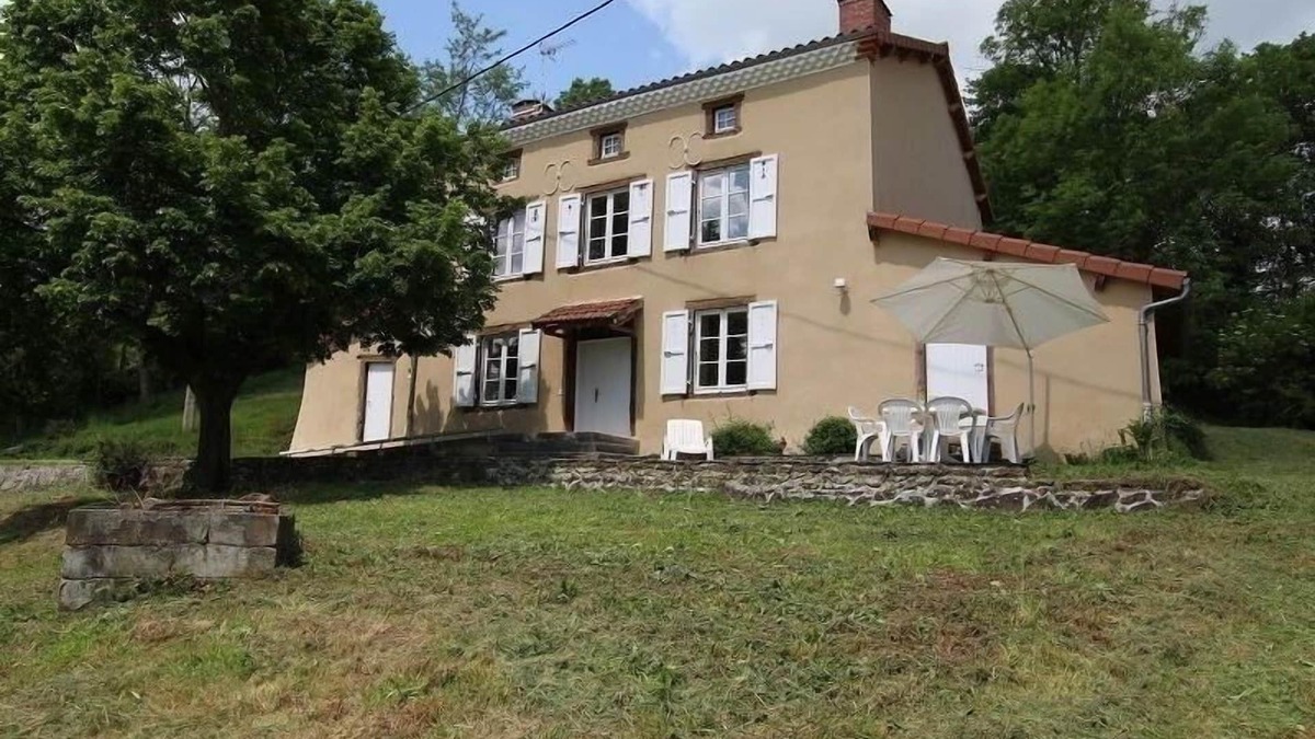 Mazeyrat-Aurouze Cottage | Spacious Rural Getaway with Terrace, 4 Bedrooms & Accessibility in Scenic Mazerat-Aurouze