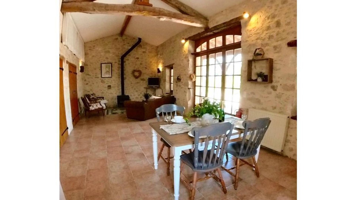 Garonne House | Spacious rural gite, large pool - 5mins from historical villages