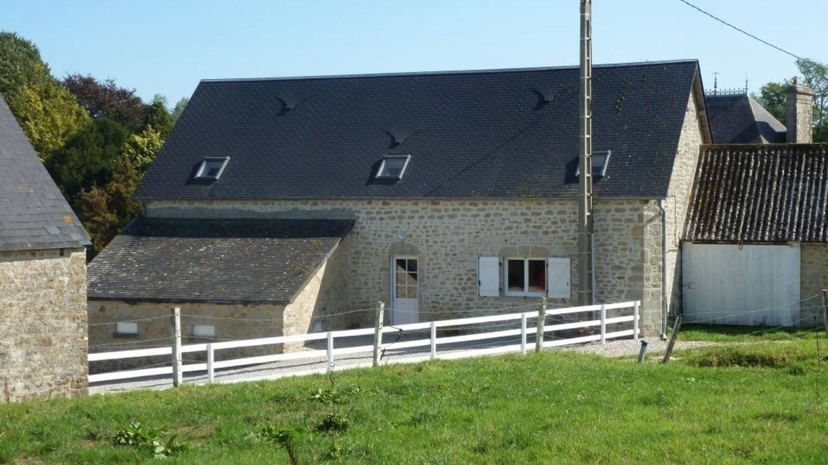 Amfreville Cottage | Spacious Rural House, 10 min from Utah Beach, Sleeps 9, Pet Friendly, Wi-Fi, Parking