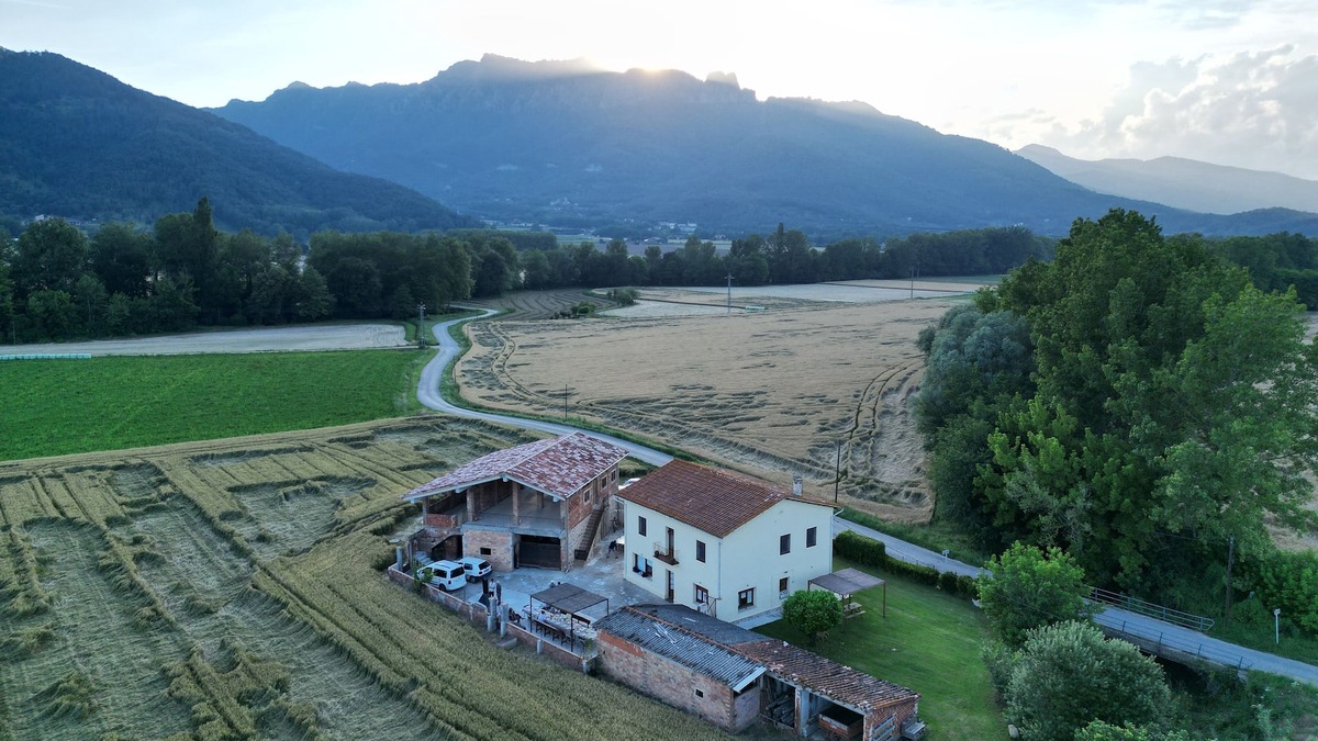 Sant Esteve d'en Bas House | Spacious rural house with good views near the volcanic area of the Garrotxa.