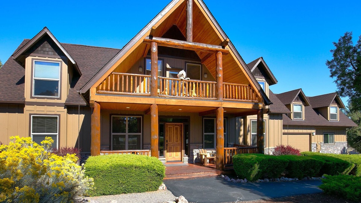 Redmond House | Spacious & Rustic Lodge Cabin. 4 Bedroom Kid & Pet Friendly w/Private Hot Tub!