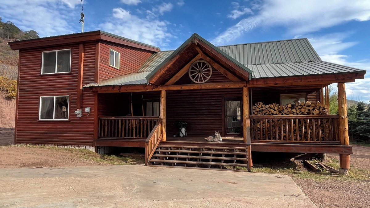 La Veta Cabin | Spacious Rustic Log Cabin-La Veta Pass-Easy Access & Wifi! Pet & Horse Friendly!