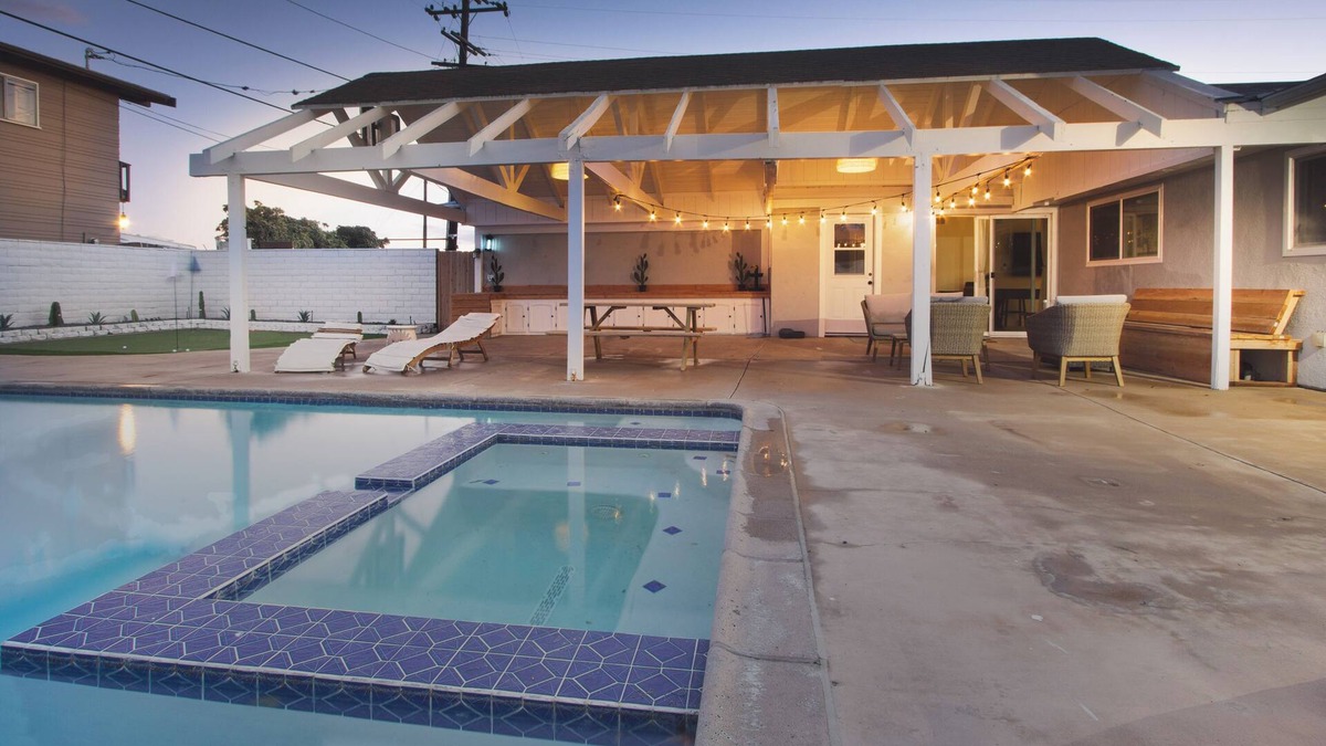 Tustin House | Spacious Saltwater Pool Home Near Disney & Beaches – Sleeps 14+