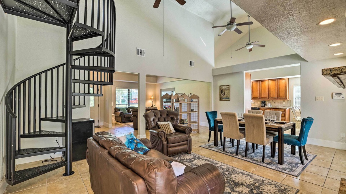 El Lago House | Spacious Seabrook Home w/Patio: 1 Mi to Beach!