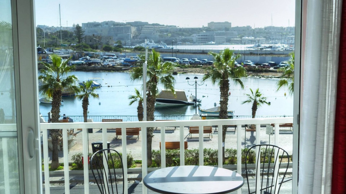 Gzira Apartment | Spacious seafront 2 bedrooms with hot tub GOGZR-5