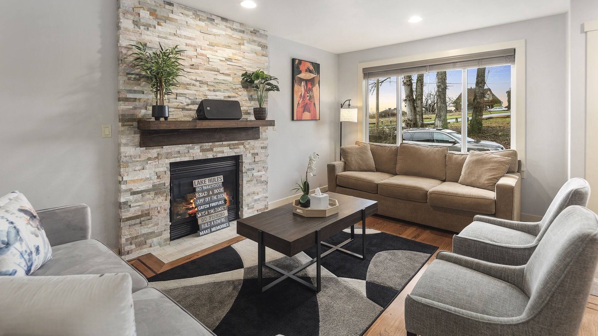 Rainier Valley House | Spacious Seattle Home W/Gameroom ~ Near Sea-Tac Airport! 5BD 3.5BA
