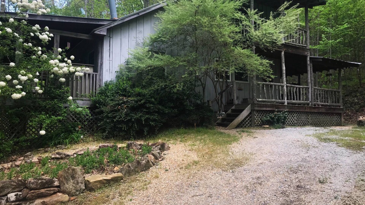 Clayton Cabin | Spacious & Secluded 2 Story by Tranquil Creek, Lovingly Decorated + WiFi