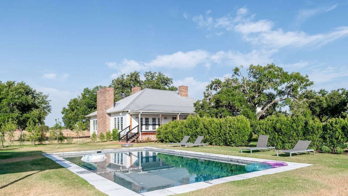 Brenham House | Spacious & Secluded Ranch w/Luxury Furnishings & Comfortable Style | Seven Oaks Ranch