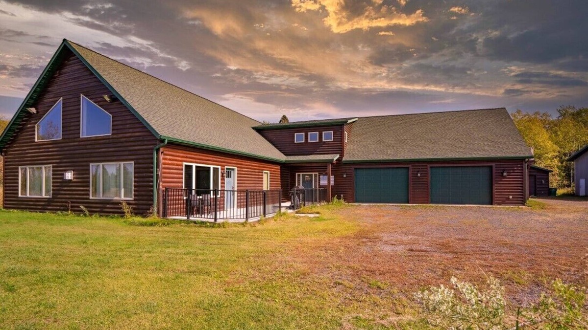 Maple House | Spacious, Secluded Retreat with Rustic Charm