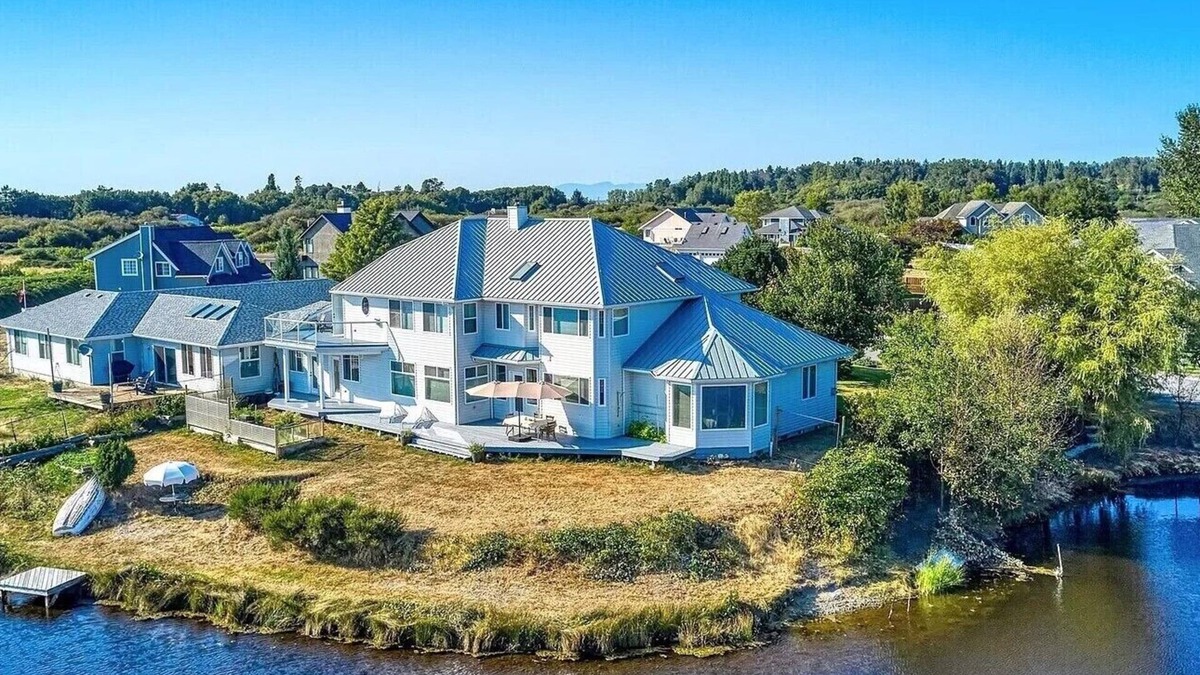 Point Roberts Villa | Spacious Second Floor Queen bedroom (Lily Point)