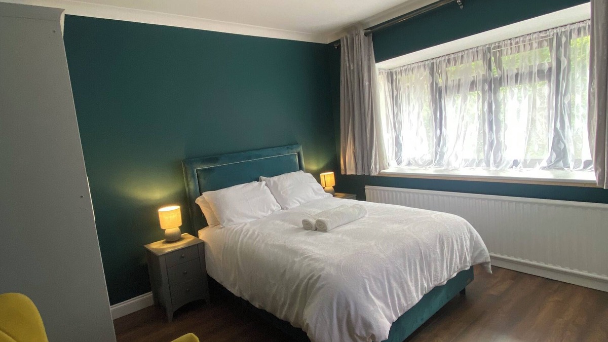 Benfleet Apartment | Spacious self-contained 2-bed apartment with a fully equipped kitchen dinner.
