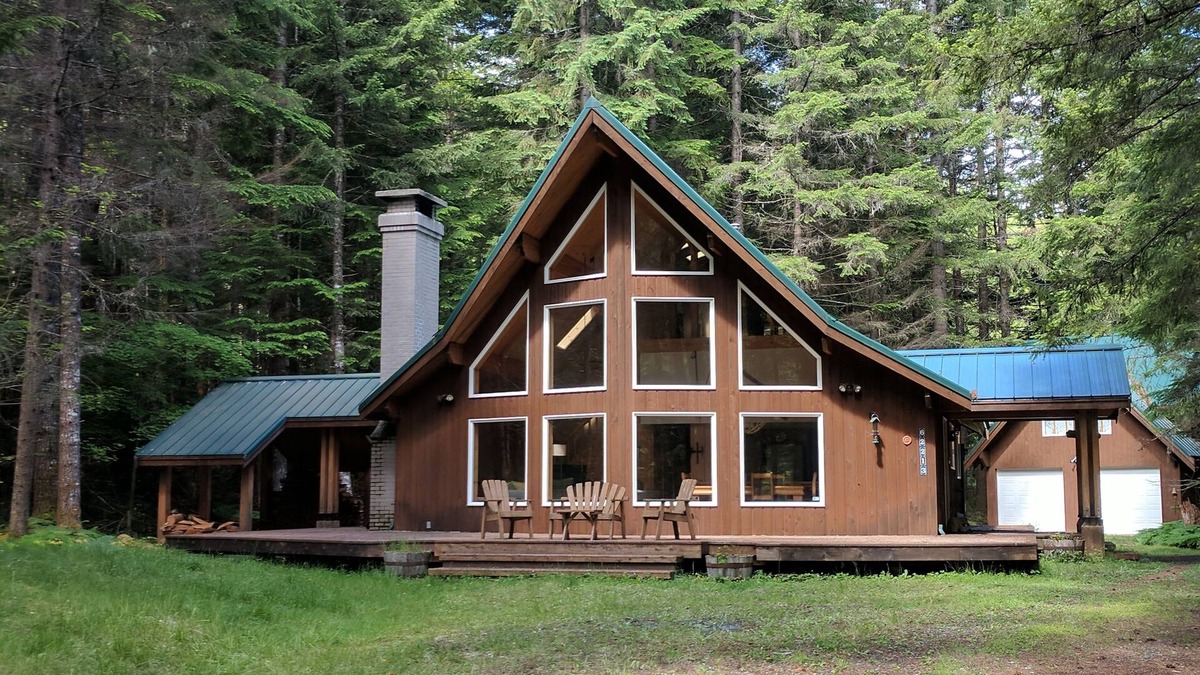 Enumclaw House | Spacious & Serene Chalet Near Mt. Rainer National Park - Hikers Dream