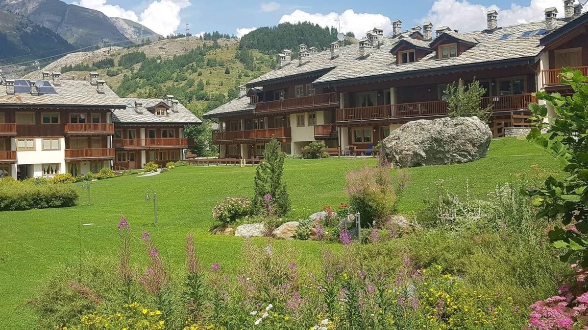 La Thuile Apartment | Spacious Serviced 3 Bedroom home in Jardin Des Alpes Complex-5* Montana Lodge