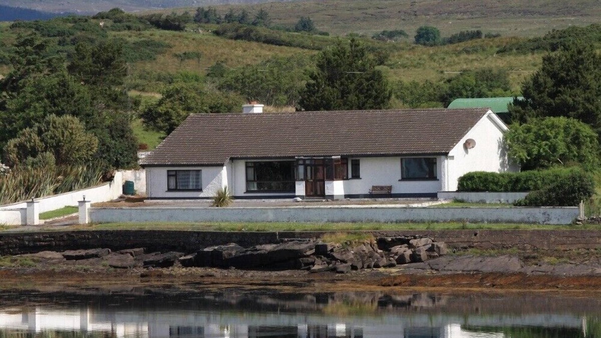 Newport House | Spacious shore-side bungalow in an exclusive and historic location
