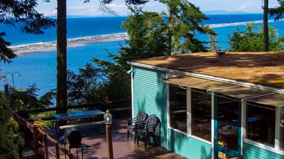 Sequim House | Spacious shorefront cabin with Dungeness National Wildlife Refuge views