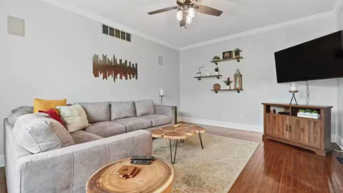 Italian Village House | Spacious Short North Home - 11 beds/3.5BTH- Steps off High St