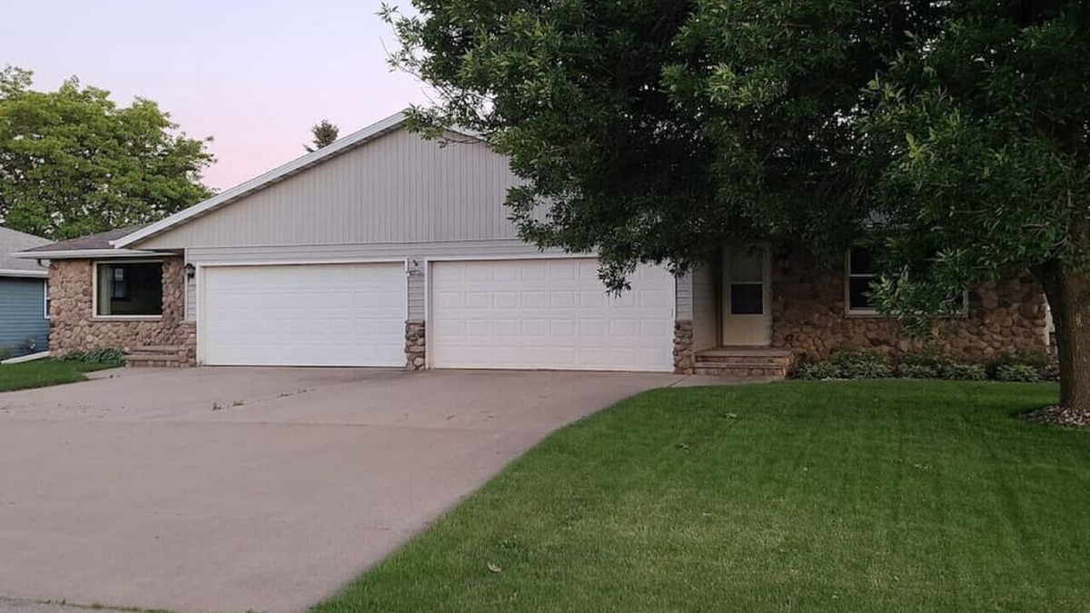 Neenah Apartment | Spacious single story near many hospitals!