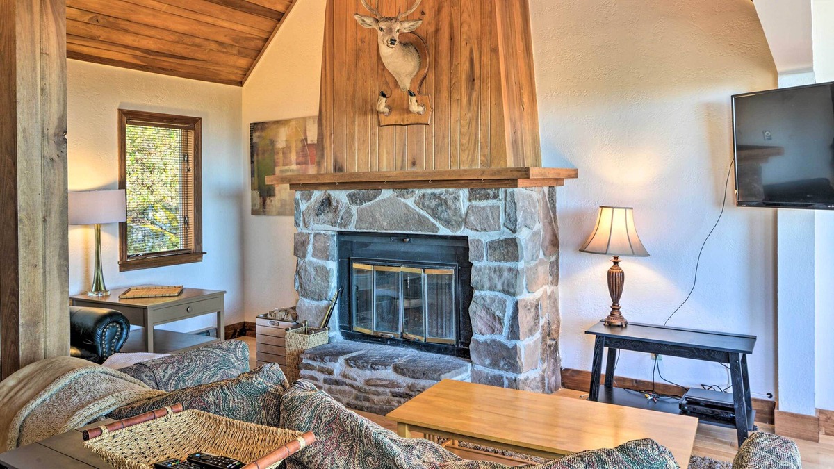 Snowshoe Cabin | Spacious Snowshoe Cabin w/ Sunset Mtn Views!