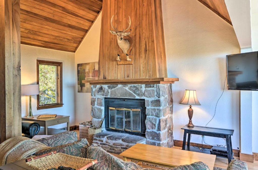 Snowshoe House | Spacious Snowshoe Cabin with Sunset Mtn Views!