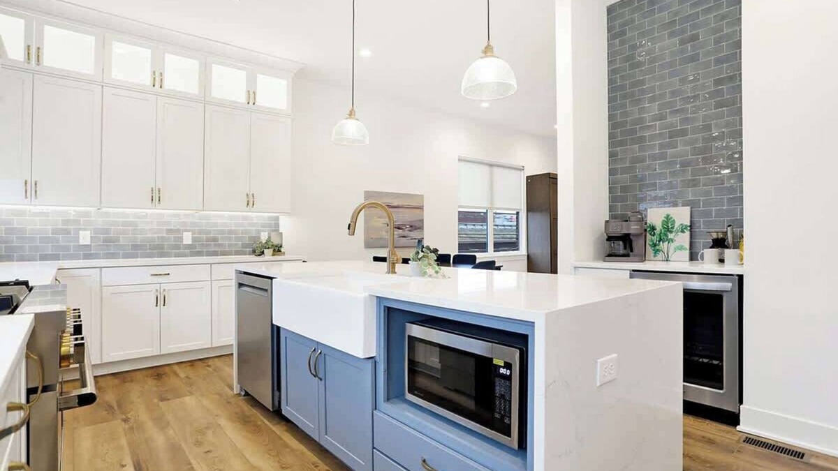 Lockerbie Square House | Spacious SoHo-Style Townhouse