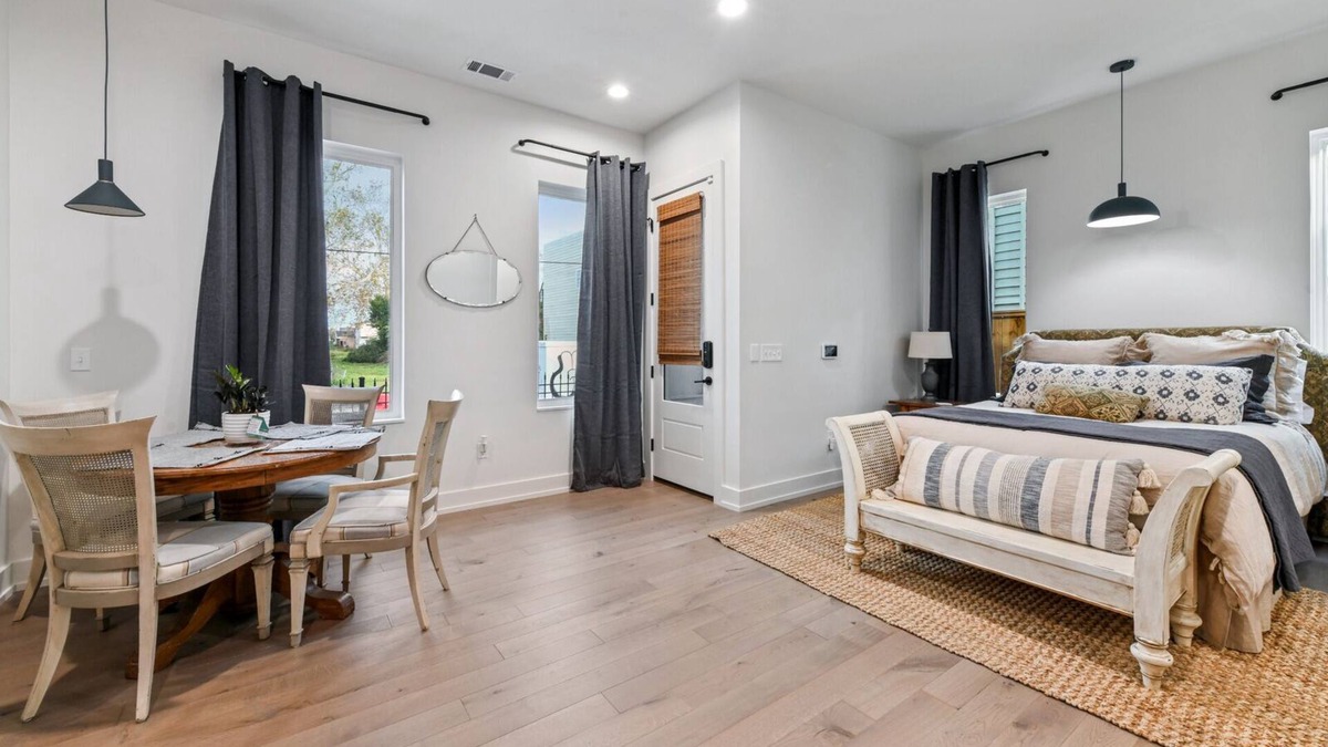 Faubourg Livaudais Apartment | Spacious Studio 3 Blocks Off St. Charles Avenue