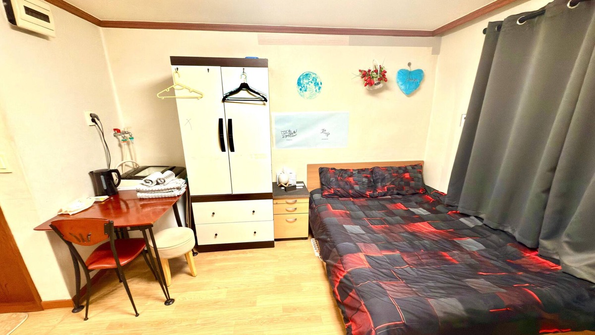 Pil-dong Apartment | Spacious Studio Apartment near Myeong-dong